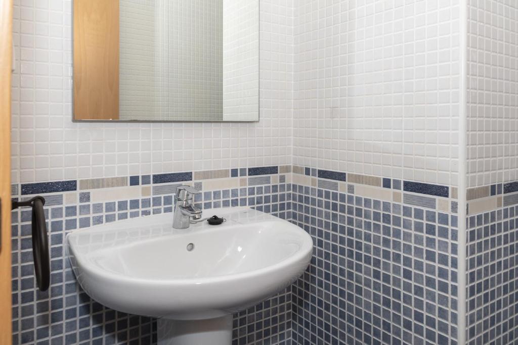 A bathroom at Miralmar, 10º-69