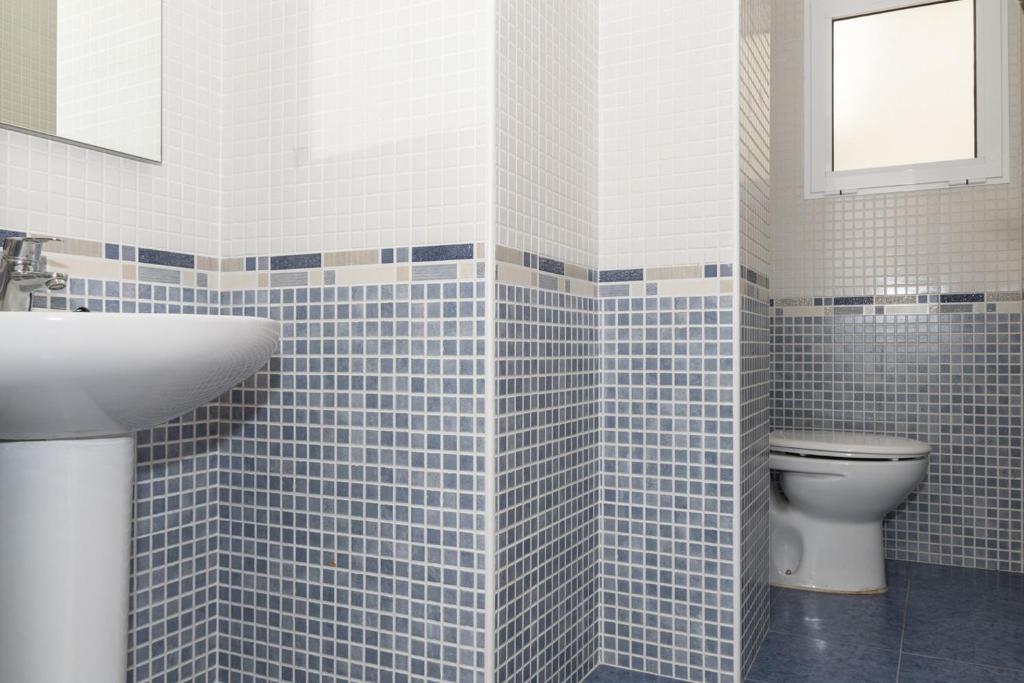 A bathroom at Miralmar, 10º-69