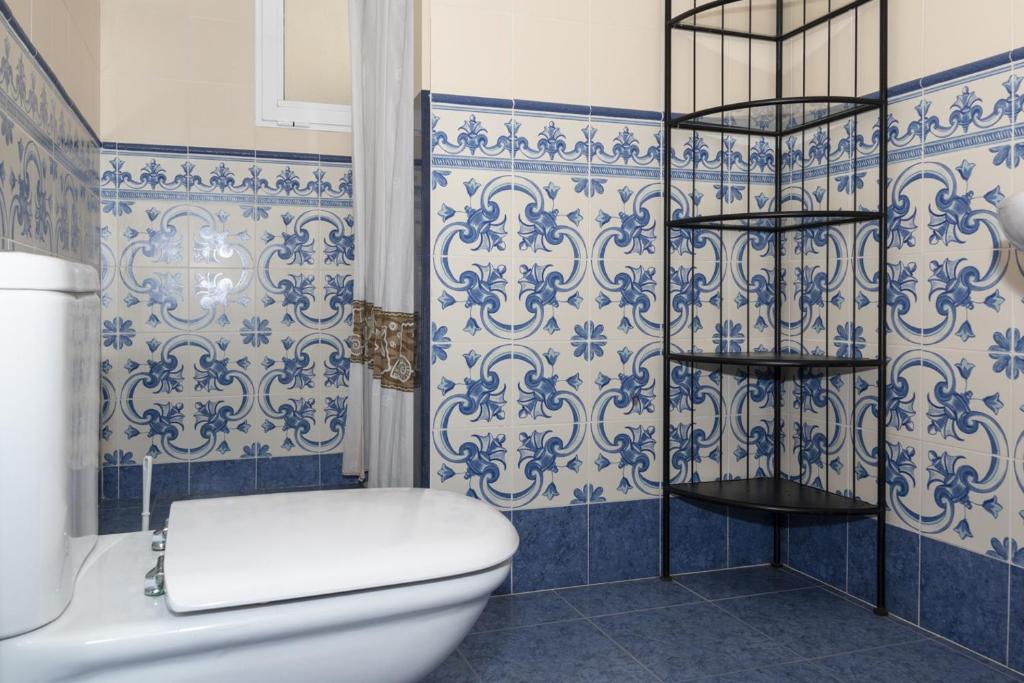 A bathroom at Miralmar, 10º-69