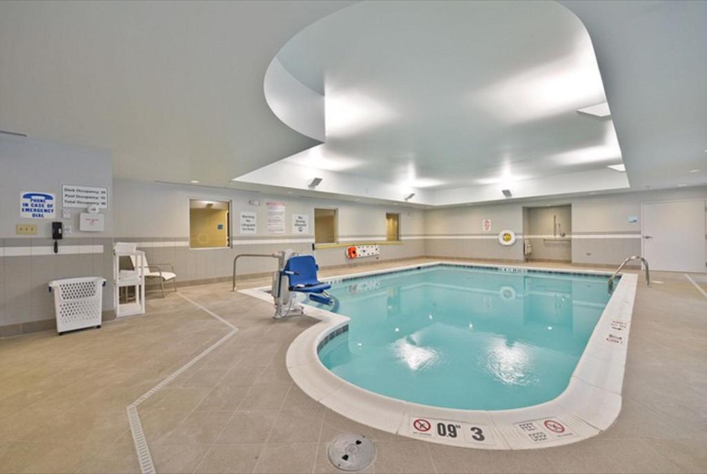 uma grande piscina num quarto de hospital em Holiday Inn Express Canandaigua, an IHG Hotel em Canandaigua