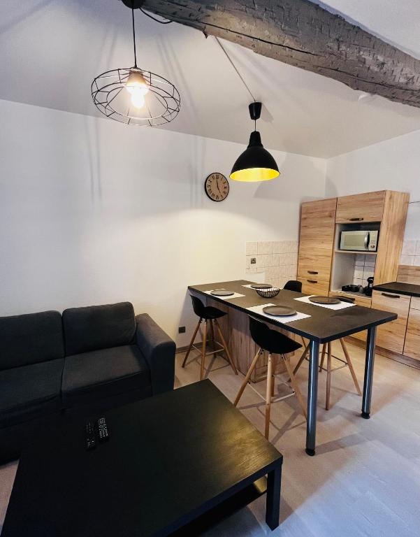 un salon avec un canapé et une table dans l'établissement Appartement T2 dans le centre ville de Carcassonne, à Carcassonne