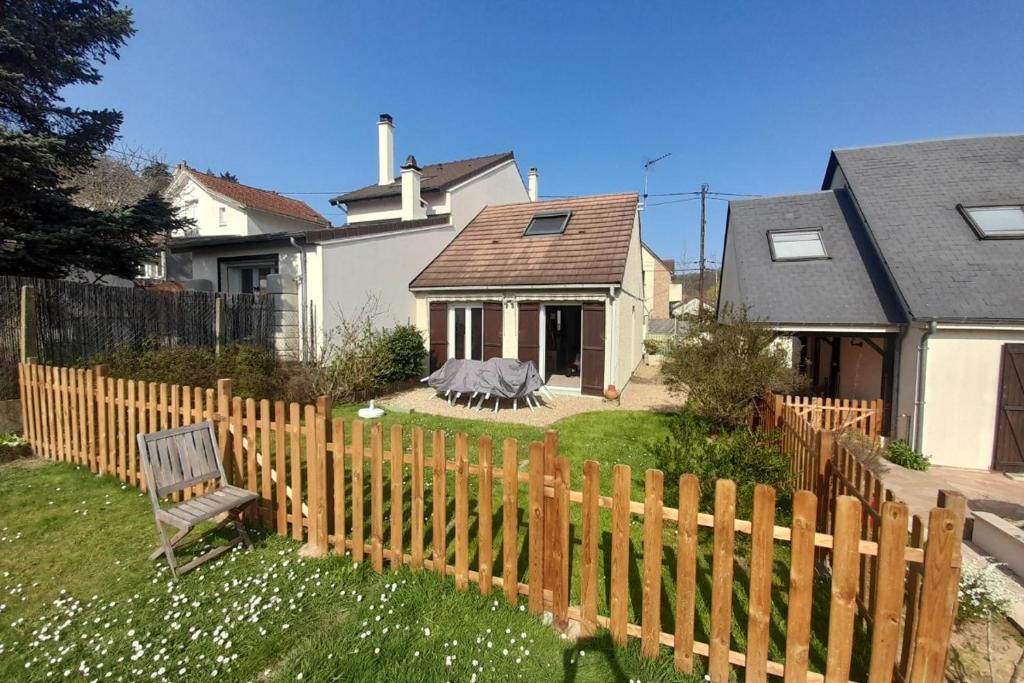 a wooden fence in front of a house at Gite Orsay, 300m RER in Orsay