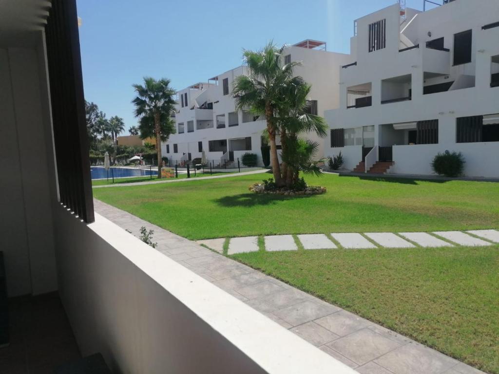 einen Blick vom Balkon eines Apartmentgebäudes in der Unterkunft Gimena playa in Vera