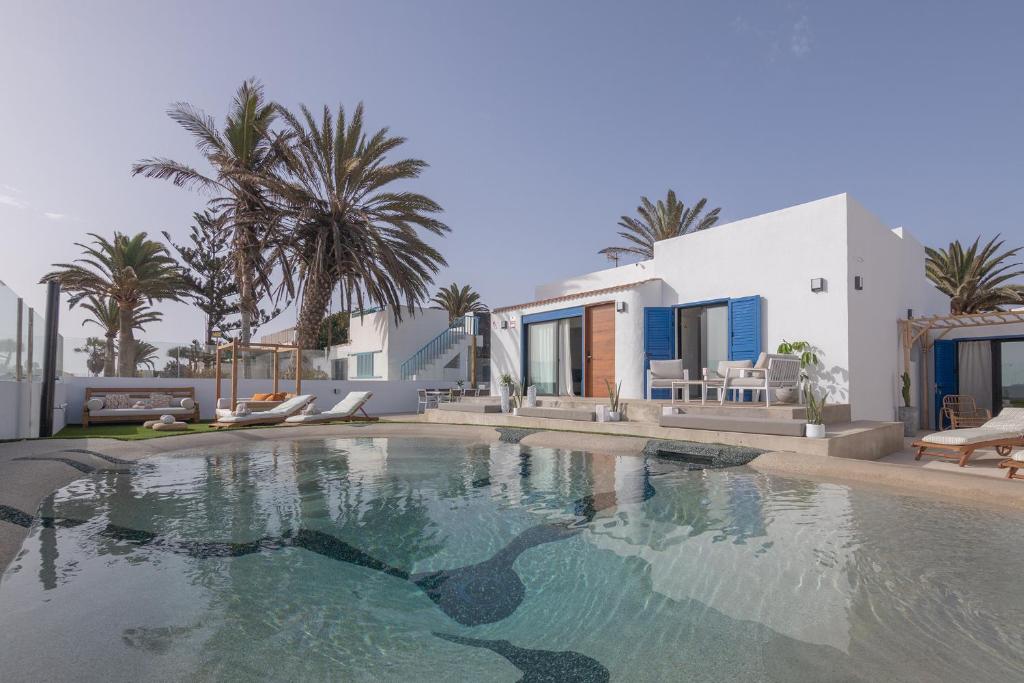 Bazén v ubytovaní Villa Eden Beachfront Corralejo By Holidays Home alebo v jeho blízkosti