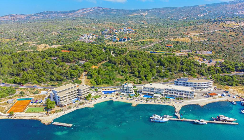 uma vista aérea de um resort e de um porto em Perla Resort em Rogoznica