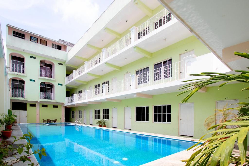 - une piscine au milieu d'un bâtiment dans l'établissement OYO Hotel Estacion,José Cardel,Parque Central Revolución, à José Cardel