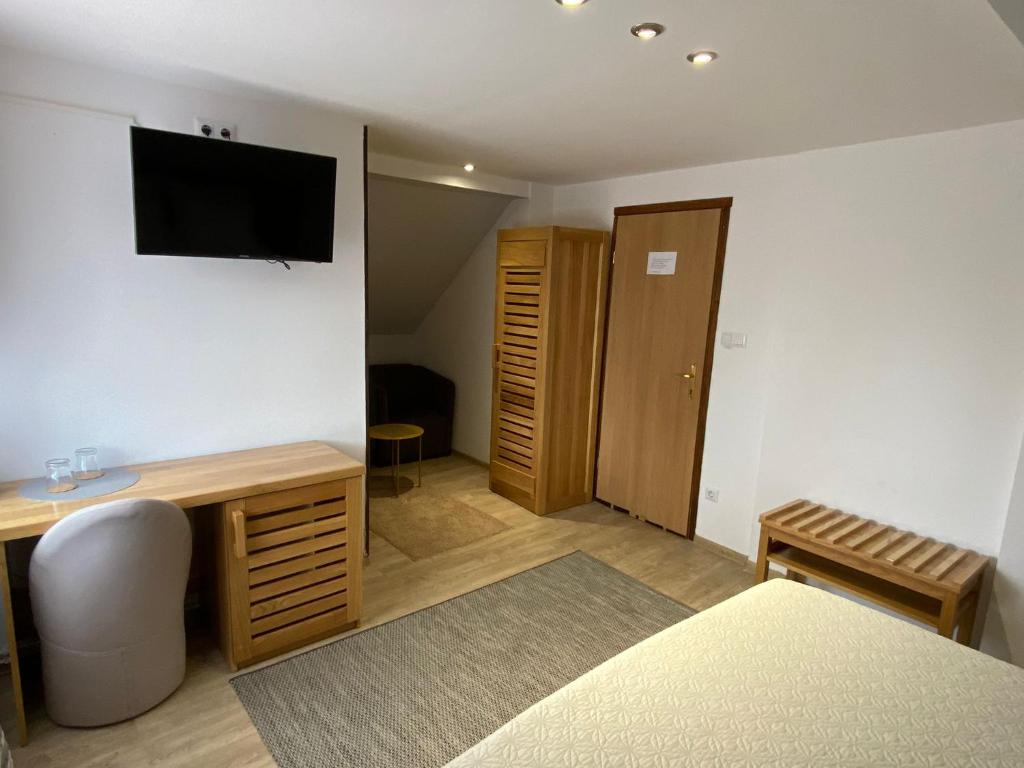 Televízia a/alebo spoločenská miestnosť v ubytovaní Rada Guest House