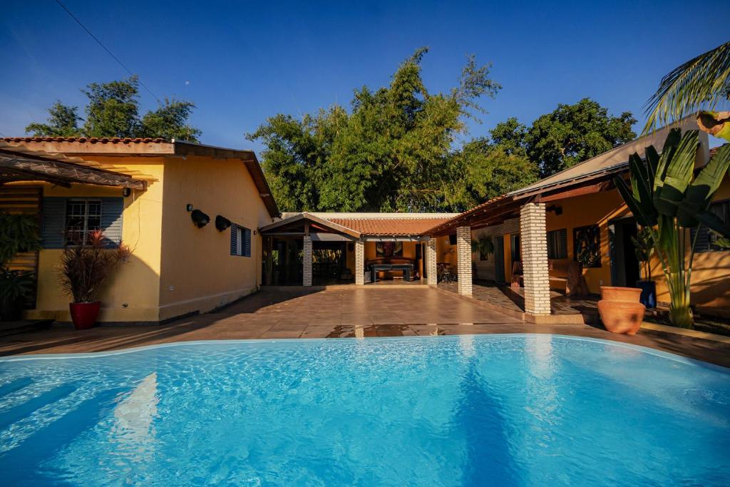 een zwembad voor een huis bij Pesqueiro - rancho com lazer completo em Coxim MS in Fortaleza