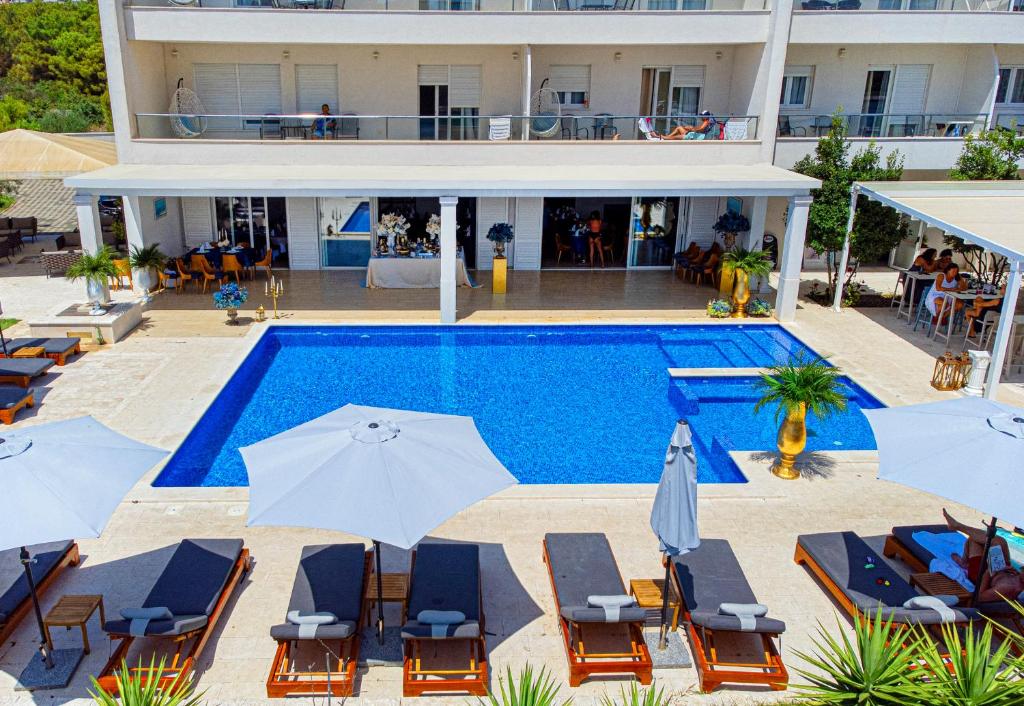 Bazén v ubytování Perla Resort nebo v jeho okolí