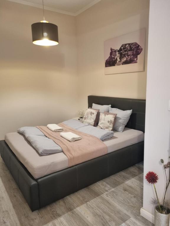 Postel nebo postele na pokoji v ubytování Eden Center Home