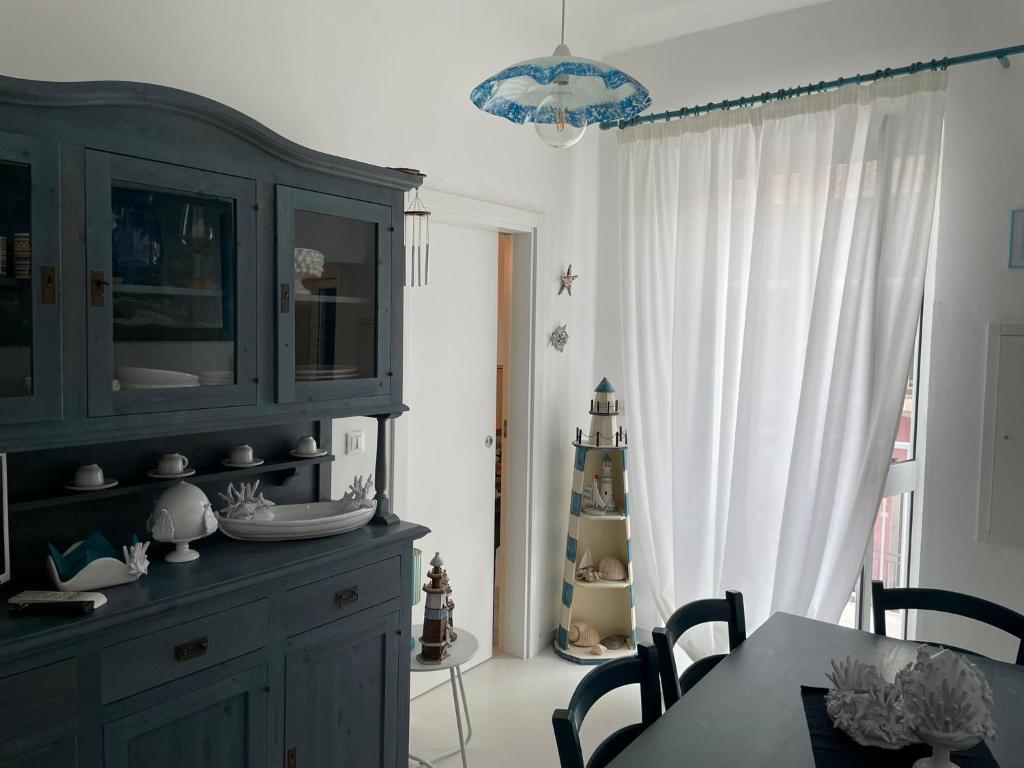 comedor con armario y mesa en Casa Azzurro, en Ostuni
