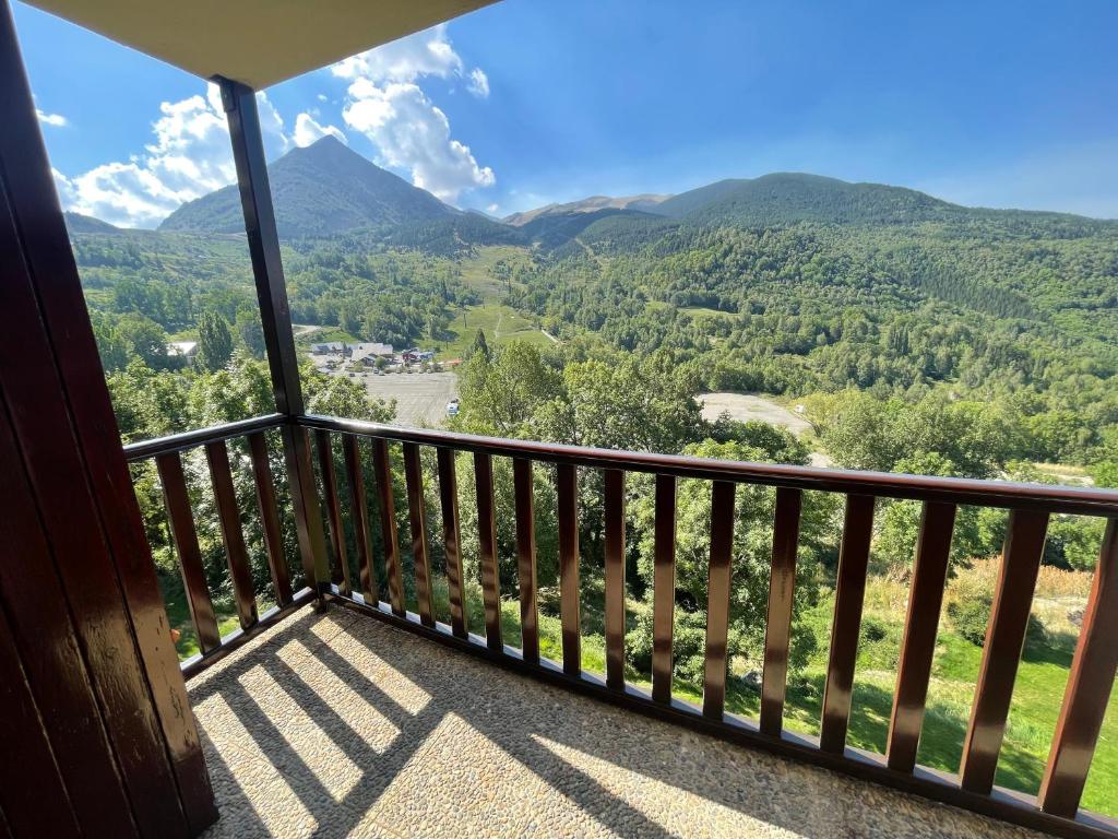 un balcone con vista sulle montagne di C09 - Apartamento Pirineos - Villmor a Cerler