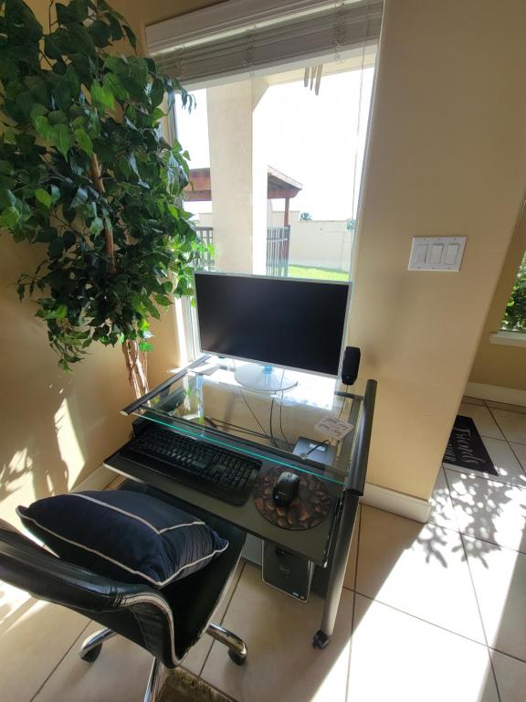 Posezení v ubytování Modern, Private, Smart 4 BR Condo in Desirable Location in McAllen with Pool!