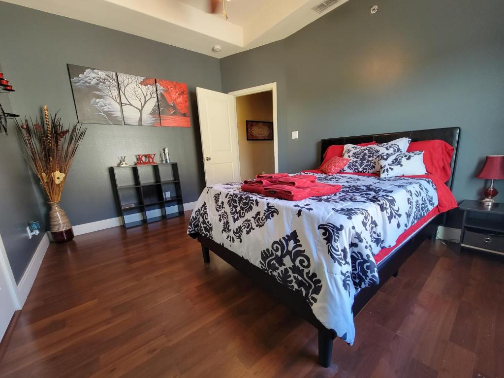 Postel nebo postele na pokoji v ubytování Modern, Private, Smart 4 BR Condo in Desirable Location in McAllen with Pool!