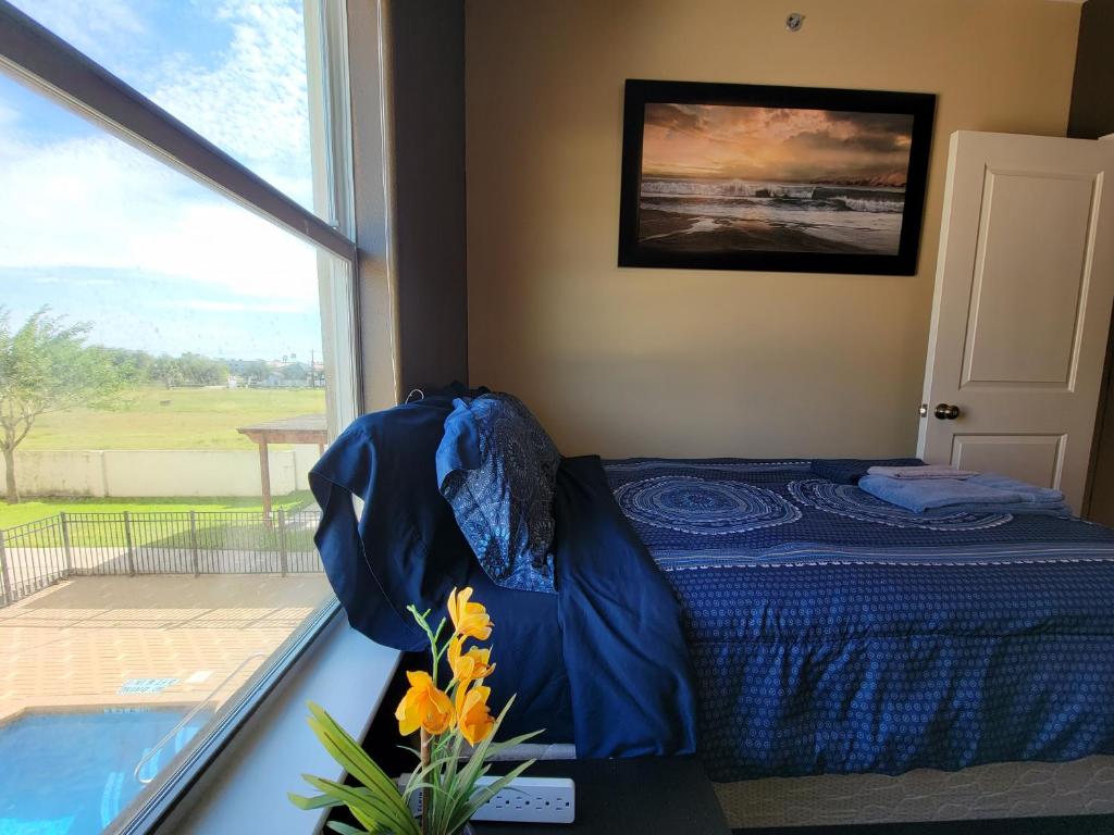Postel nebo postele na pokoji v ubytování Modern, Private, Smart 4 BR Condo in Desirable Location in McAllen with Pool!