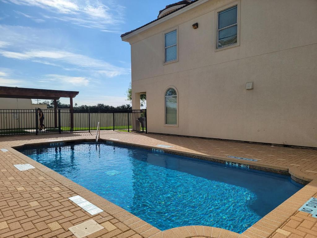 una piscina frente a una casa en Modern, Private, Smart 4 BR Condo in Desirable Location in McAllen with Pool!, en McAllen