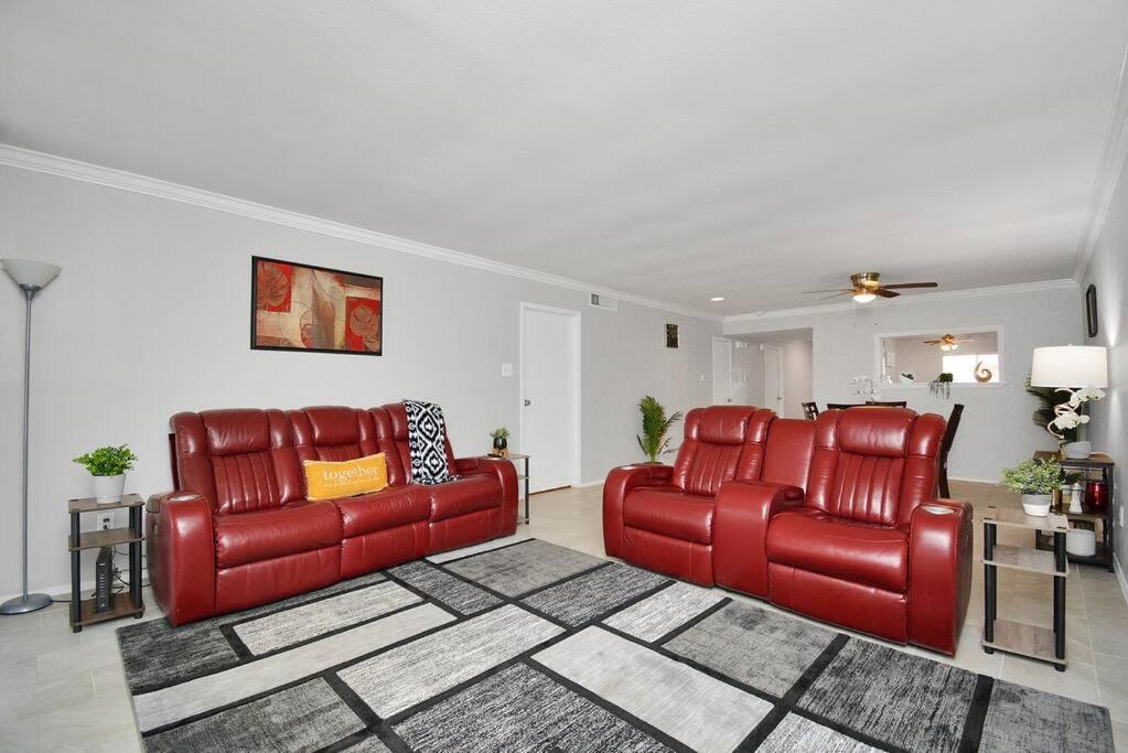 - un salon avec deux fauteuils en cuir rouge et un tapis dans l'établissement Double Master Suites - 206, à Houston