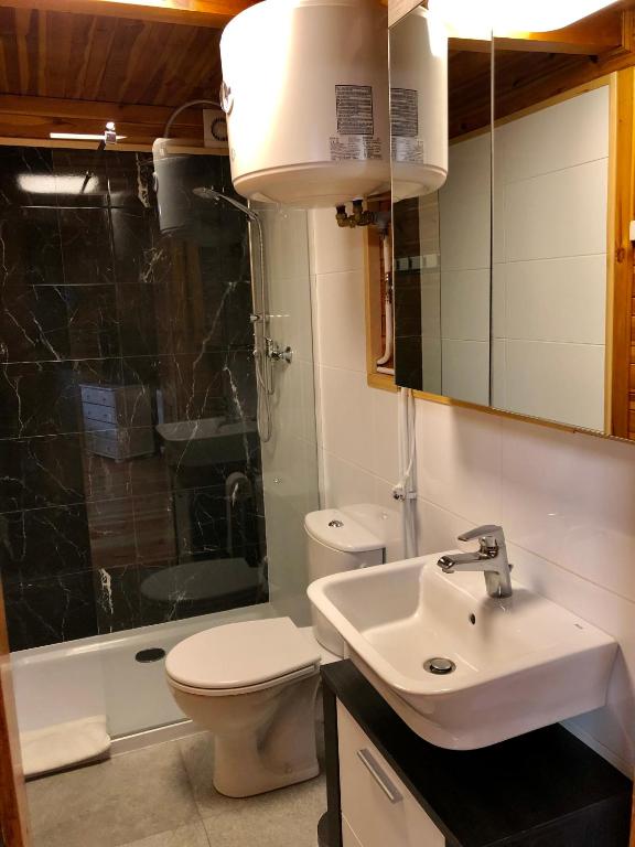 Kúpeľňa v ubytovaní AB Domki całoroczne nad jeziorem