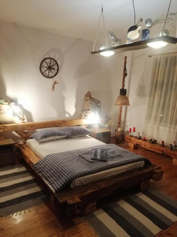 ein Schlafzimmer mit einem großen Bett mit einem Holzrahmen in der Unterkunft Chostello Ecomis Rustik in Sibiu