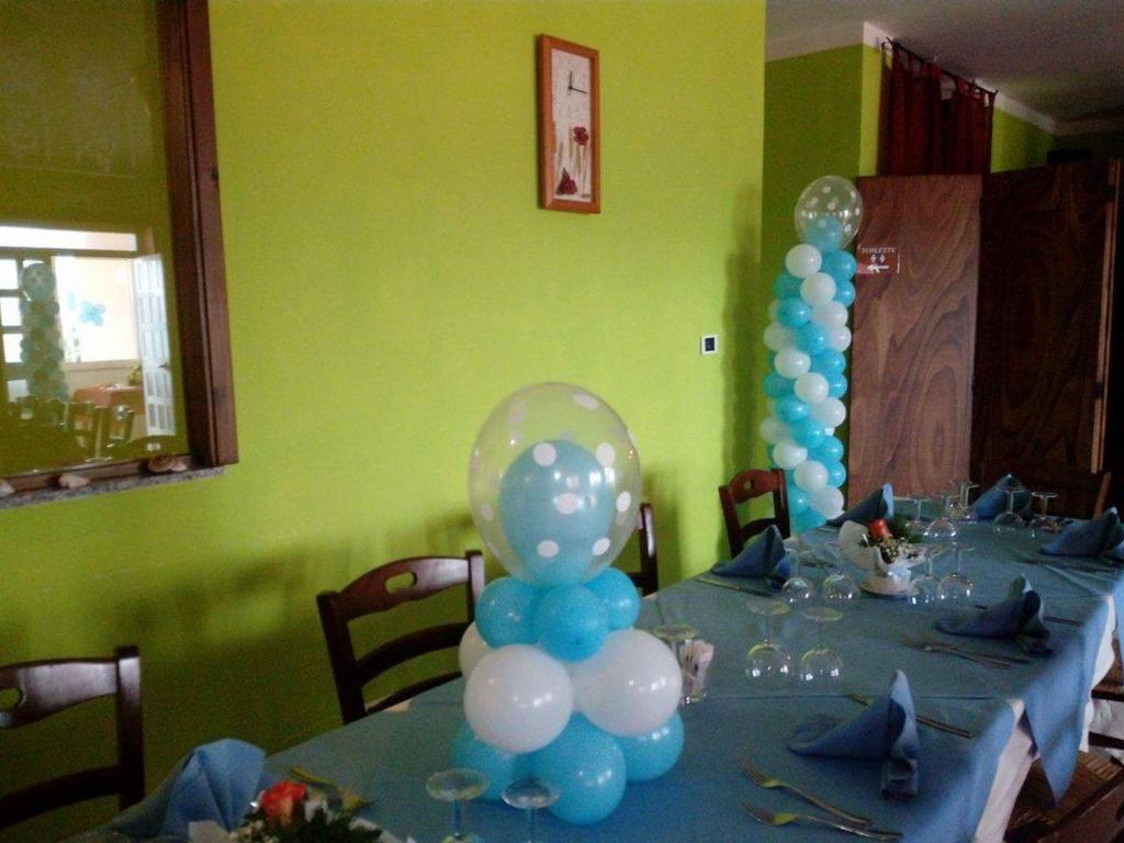 ein Tisch mit blauen und weißen Ballons darauf in der Unterkunft Peccati di gola in Sasso di Castalda
