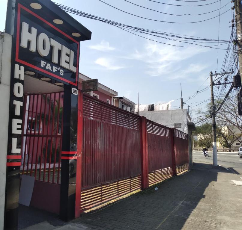 una señal de hotel en el lateral de un edificio en Hotel Faf's, en São Paulo