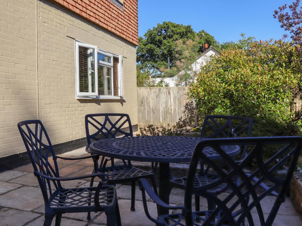 een zwarte tafel en stoelen op een patio bij Albies End in Battle