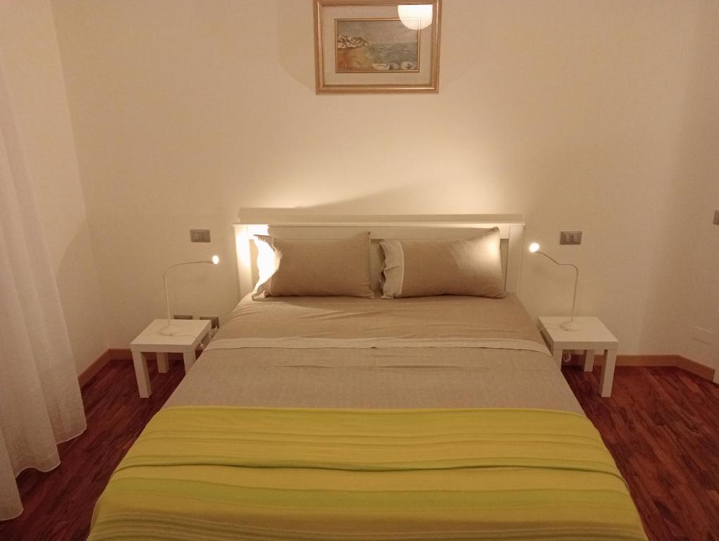 una camera da letto con un letto con due lampade su entrambi i lati di GRAL HOUSE a Galliera Veneta