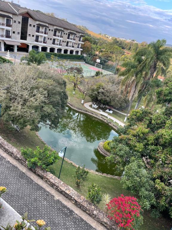 widok z powietrza na rzekę w mieście w obiekcie Piemonte Flat Serra Neg SP w mieście Serra Negra