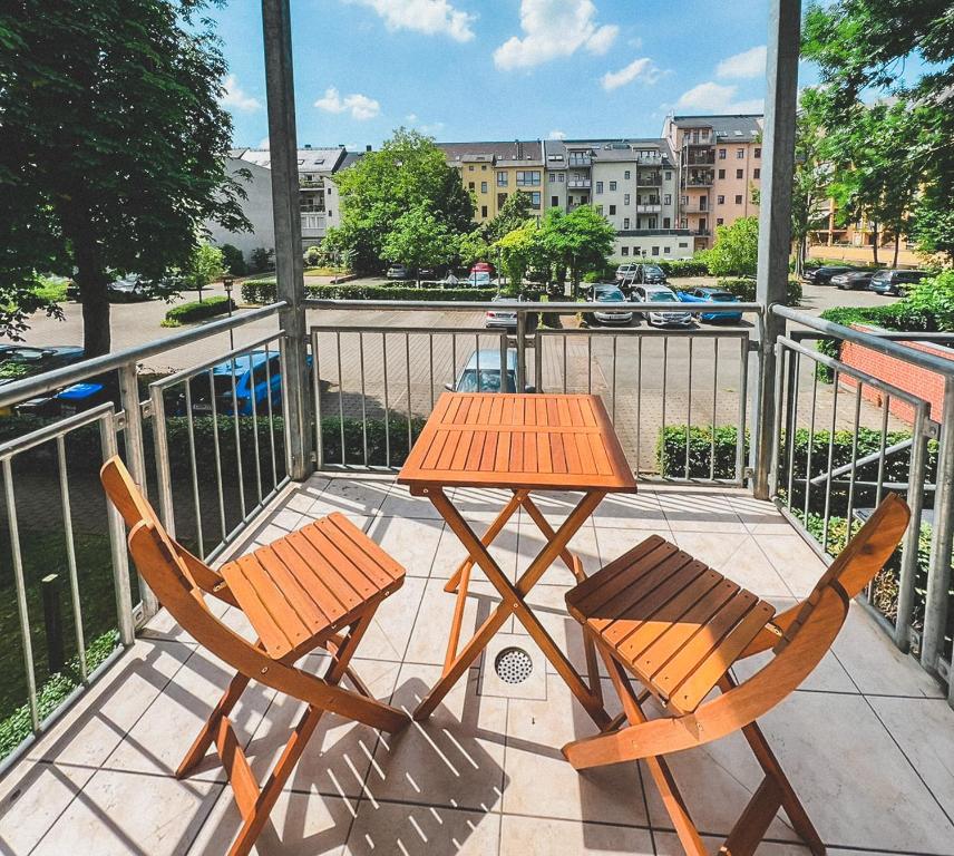 a table and two chairs on a balcony at Zentrum, 2R, Balkon, WiFi, 4P, modern, ruhig in Chemnitz