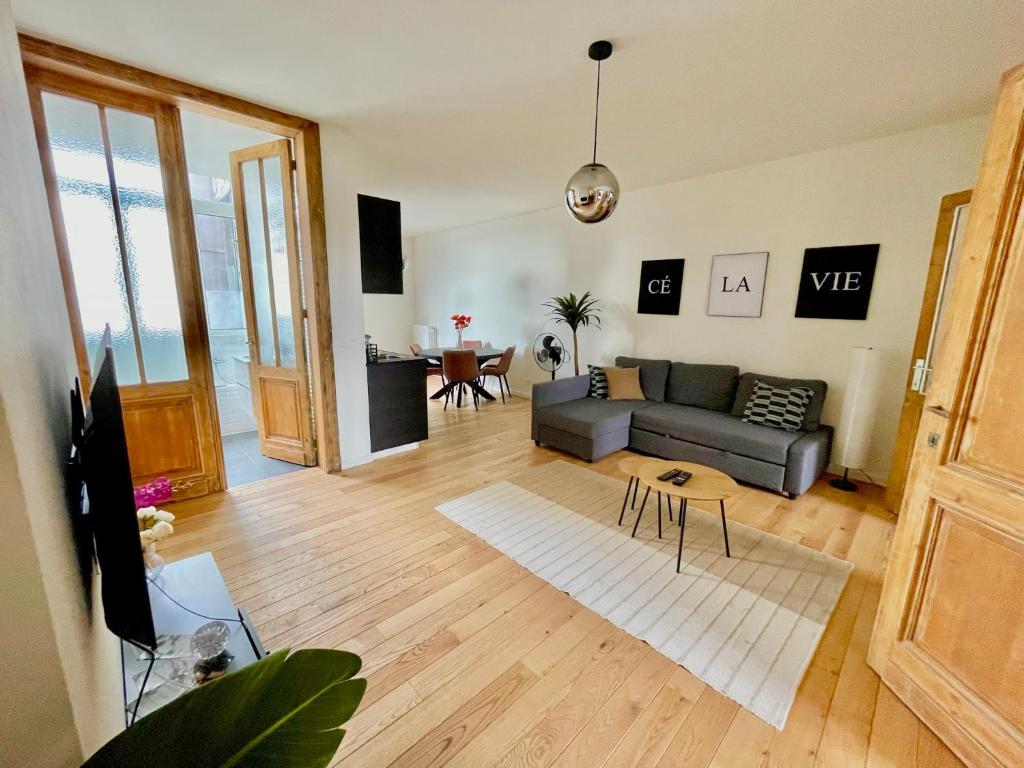 ein Wohnzimmer mit einem Sofa und einem Tisch in der Unterkunft Bohemian 2BDR apartment Antwerp Center in Antwerpen
