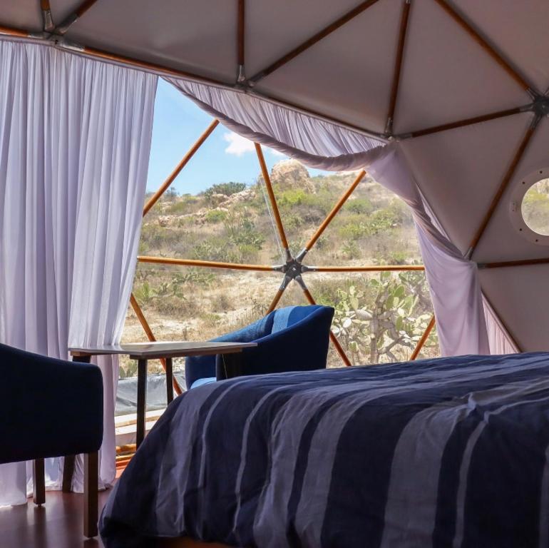 Postel nebo postele na pokoji v ubytování Cool Glamping Bernal