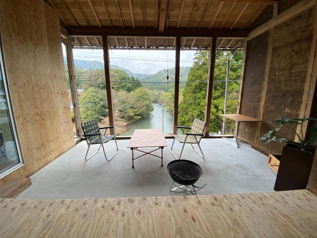 Pokój ze stołem i krzesłami oraz widokiem na rzekę w obiekcie Ayu House - Vacation STAY 03971v w mieście Nagahama