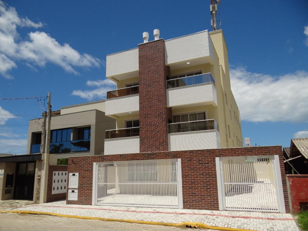 a tall building with gates in front of it at Hospeda Mariscal Flat in Bombinhas