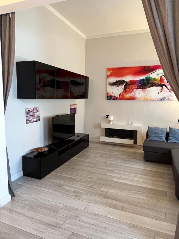 un soggiorno con TV e divano di Grazioso appartamento in zona centrale. a Montecatini Terme
