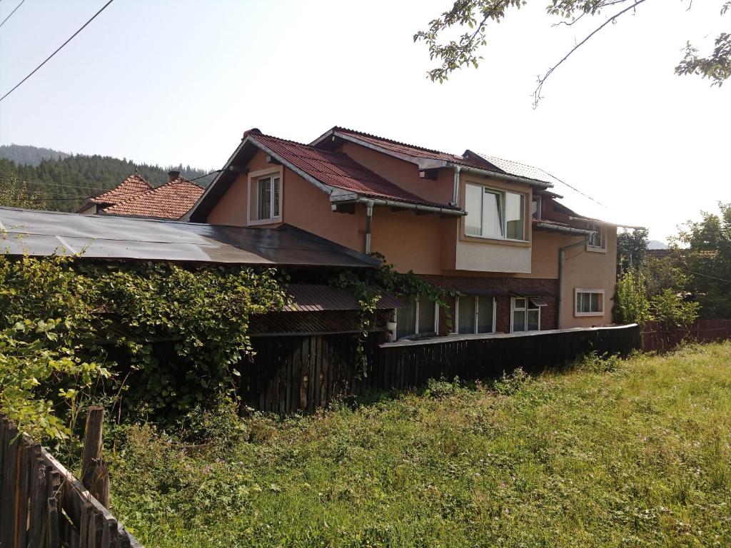 une maison avec une clôture devant elle dans l'établissement Casa Cristian, à Câmpulung Moldovenesc