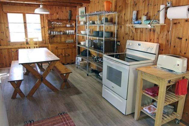 Breezy Bay Waterfront Cottage - Housity