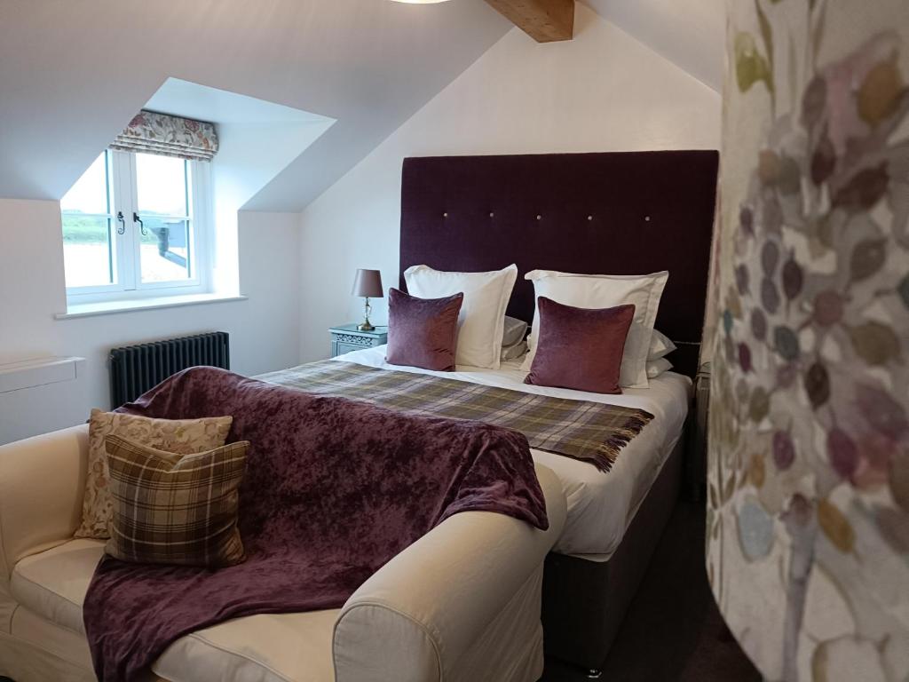 Un dormitorio con una cama grande y una ventana en Keepers Retreat, en Rowlands Castle