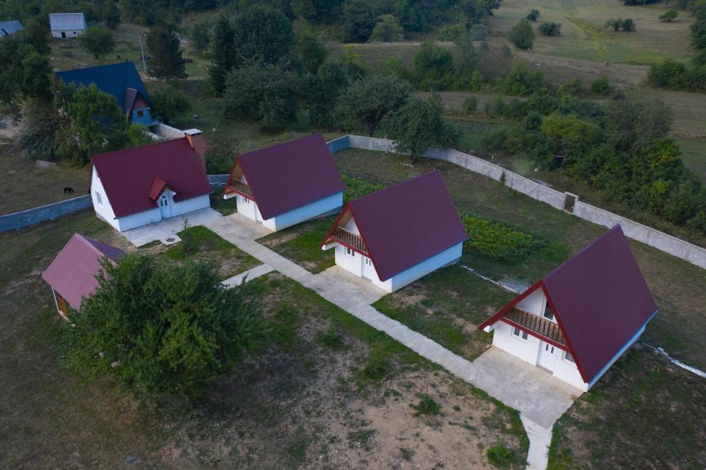 Vue de tête d'un groupe de maisons aux toits violets dans l'établissement Holiday Mokro, 