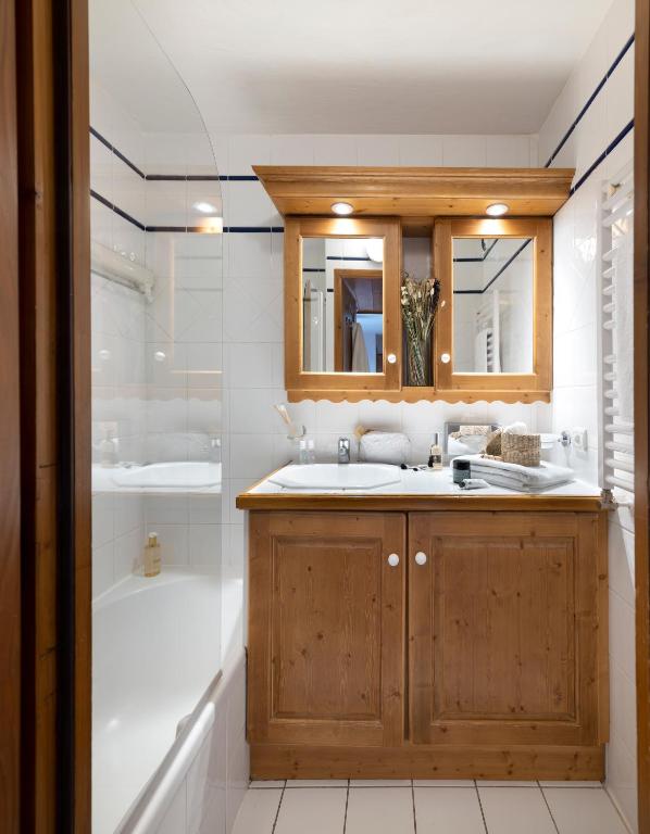 a bathroom with a sink and a shower at Résidence Pierre &amp; Vacances Premium Les Alpages de Chantel in Arc 1800