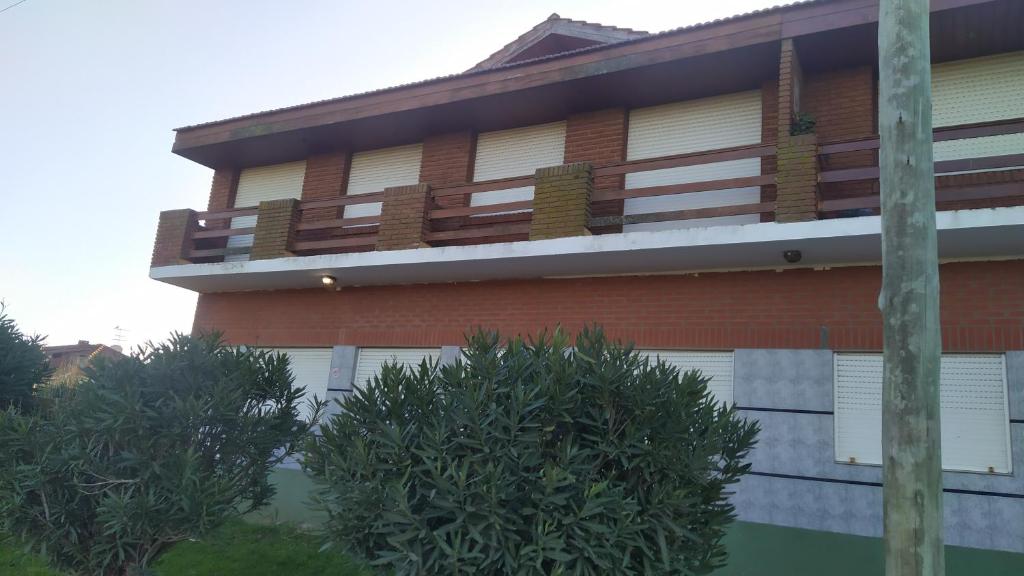 un edificio con balcones en un lateral en Casa sur FARO en Mar del Plata