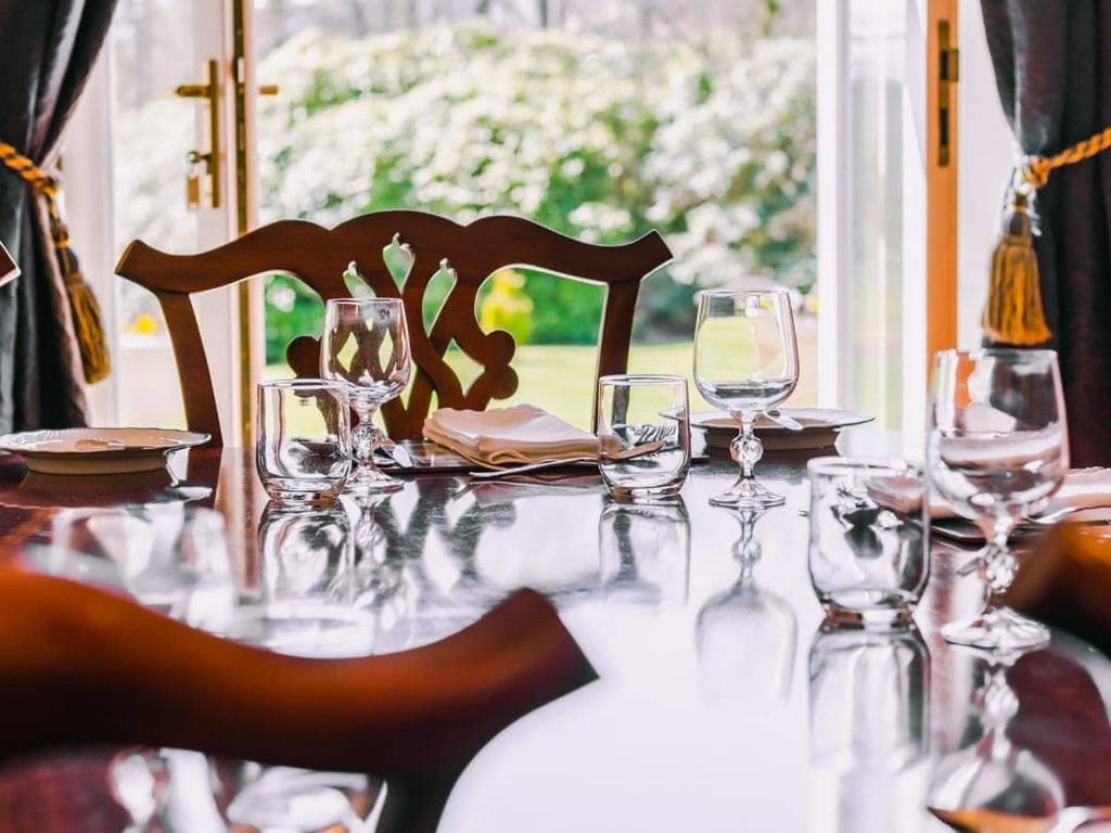 uma mesa com copos de vinho em cima em Dalnaglar Castle em Blairgowrie