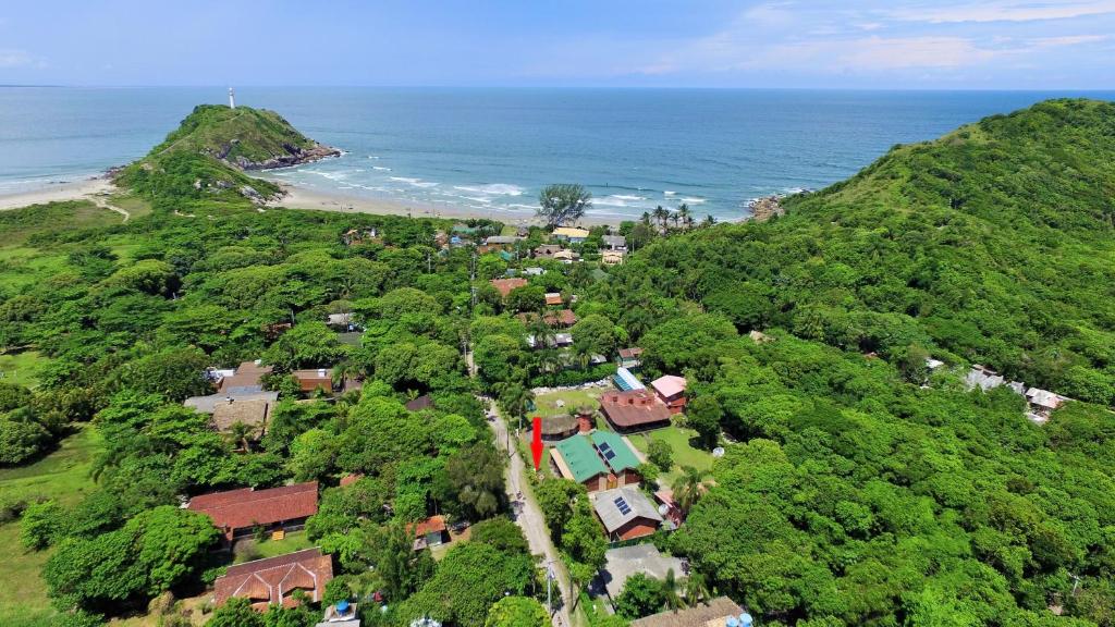 een luchtzicht op een huis op een heuvel naast de oceaan bij Pousada Plancton in Ilha do Mel
