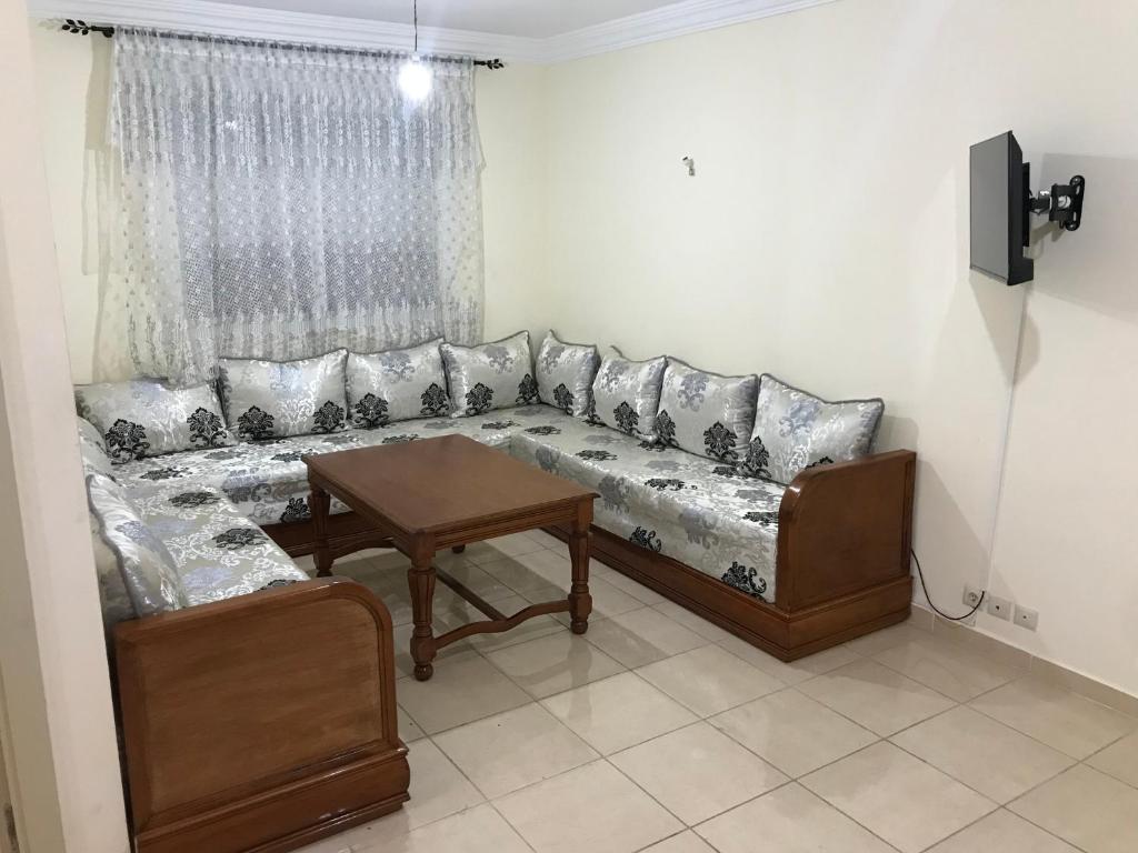 a living room with a couch and a table at Appartamento per famiglia con mare e acquapark di frontecasa in Sidi Rahal