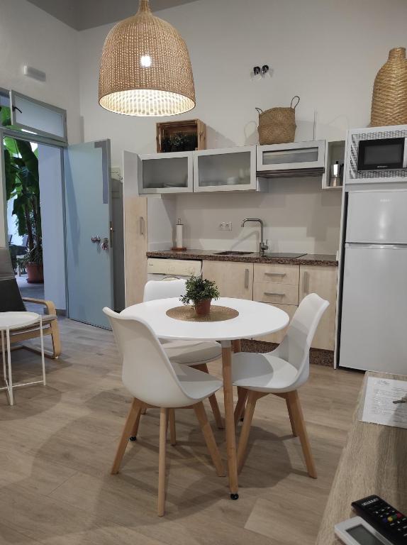 A kitchen or kitchenette at Apartamentos turísticos CASA de los BALCONES