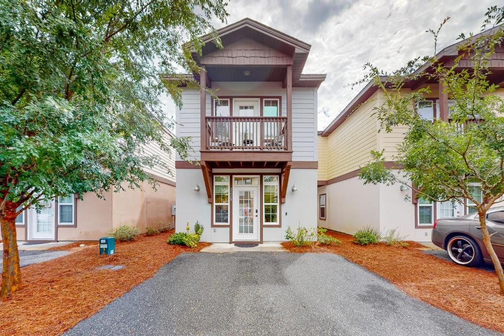 een huis met een auto ervoor geparkeerd bij Cast a Waves in Panama City Beach