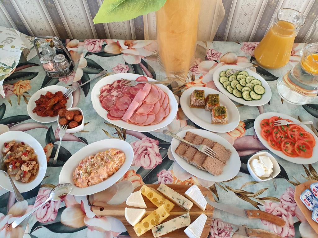 Jedlo v ubytovaní bed & breakfast alebo blízkom okolí