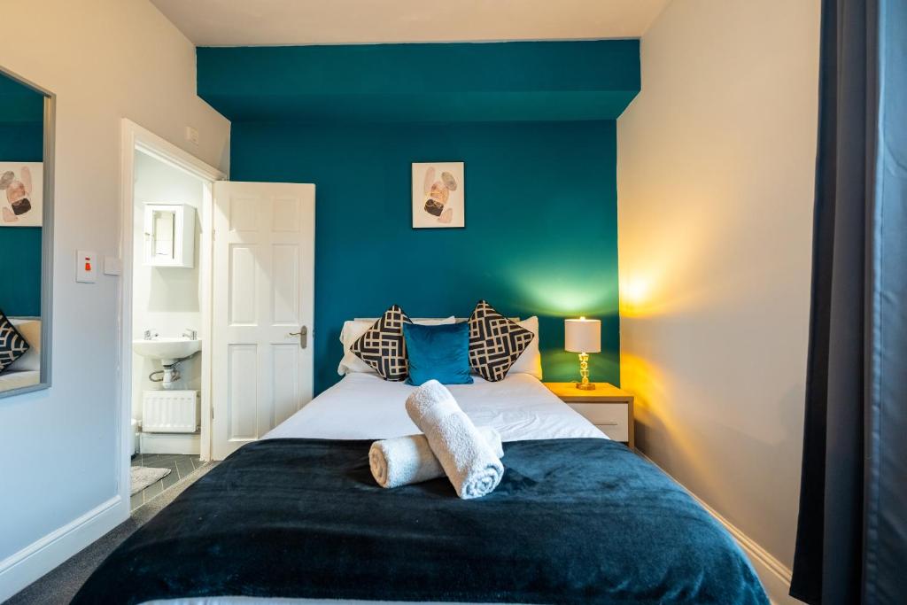 Sheffield Contractors Stays- Sleeps 6, 3 bed 3 bath house. Managed by Chique Properties Ltd - Three-Bedroom House