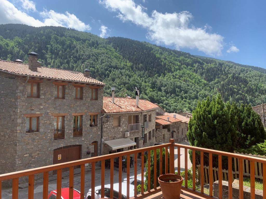 vista dal balcone di un edificio con montagna di Can Tersi a Setcases