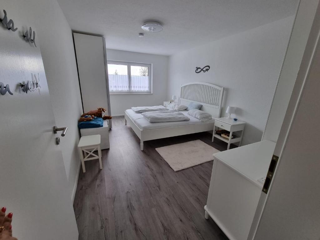 MurgにあるHoliday Apartment Moises y Ruthのベッドと鏡のある白い寝室