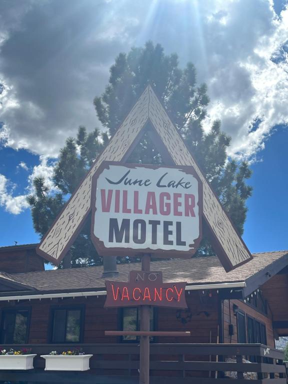 Un signo de un motel en la naturaleza de un lago de zumos. en June Lake Villager, en June Lake